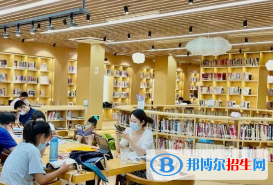 高考優(yōu)秀作文:以弱點(diǎn)為話(huà)題（3篇）