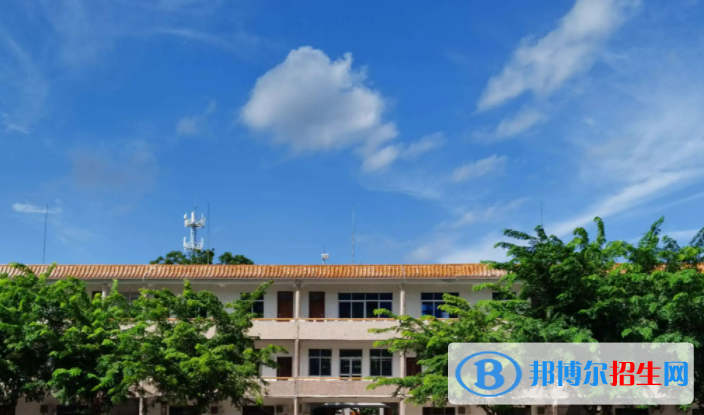 瓊海市華僑中學(xué)地址在哪里，哪個地區(qū)，哪個城市