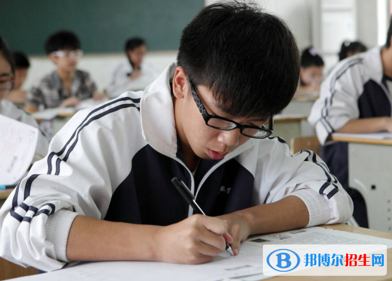 高考滿分作文：語文，祖國的靈魂（3篇）