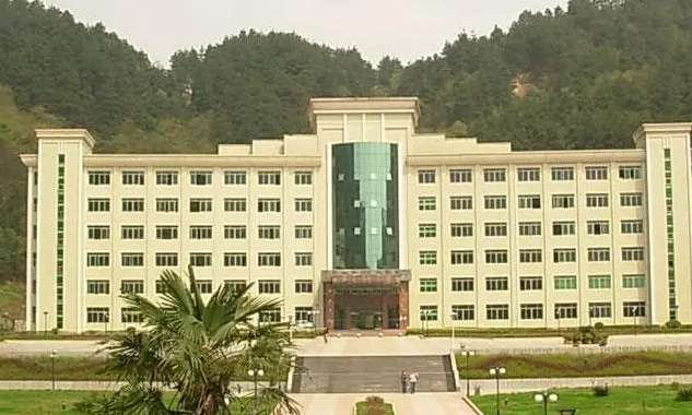 對(duì)外經(jīng)濟(jì)貿(mào)易大學(xué)和貴州黔南科技學(xué)院怎么選？哪個(gè)好？附分?jǐn)?shù)線