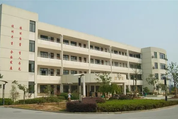 南京市田家炳高級中學(xué)地址，乘車路線