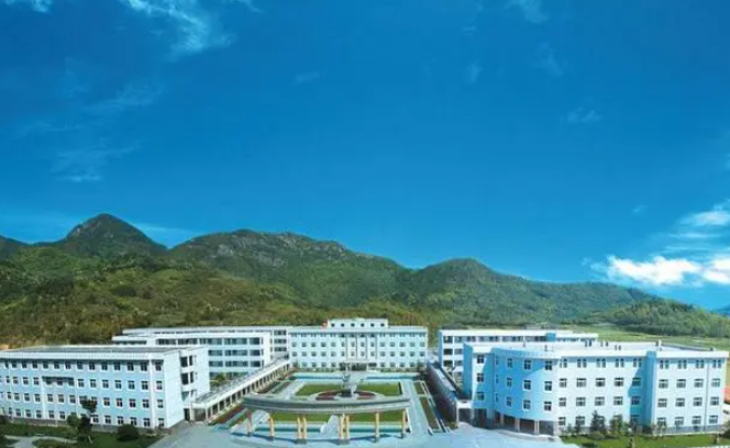 奉化高級中學地址，乘車路線