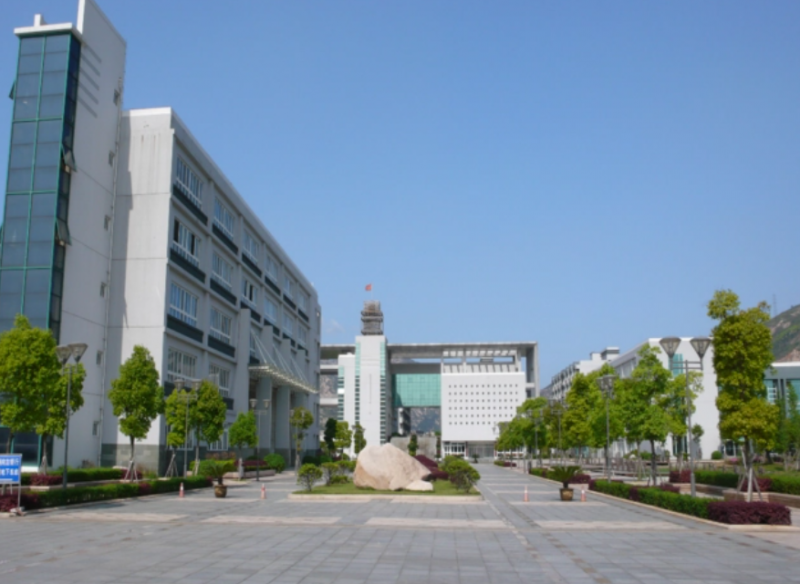 溫州市龍灣中學(xué)地址，乘車路線