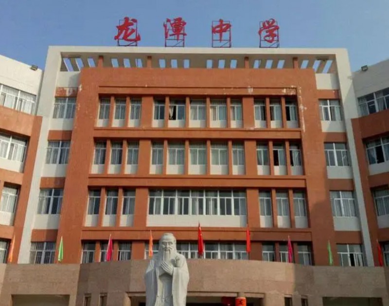 北京市龍?zhí)吨袑W(xué)地址，乘車路線