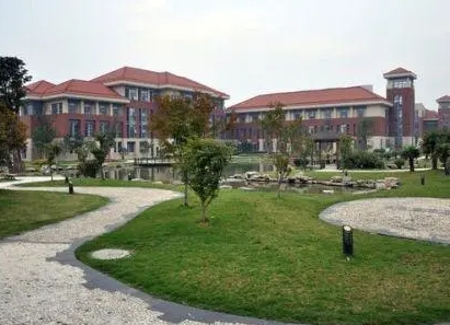 中國傳媒大學(xué)附屬中學(xué)地址，乘車路線