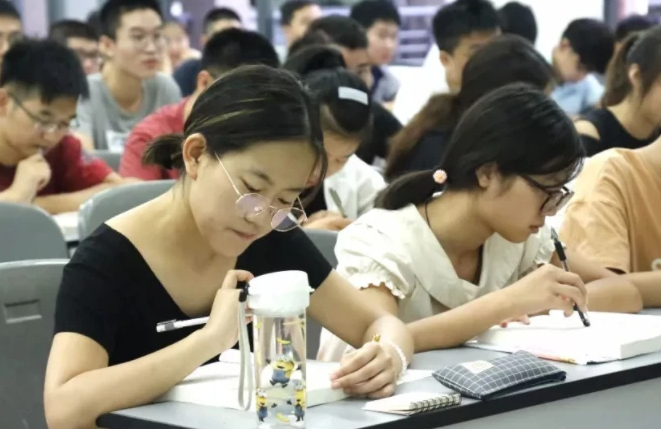 浙江高考首考是什么意思？考試科目有哪些？與高考的區(qū)別是什么