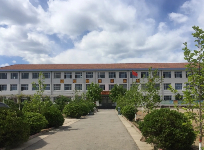 青龍滿族自治縣滿族中學地址，乘車路線