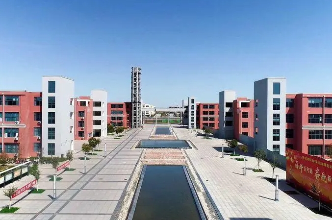 三龍育華中學(xué)地址，乘車路線